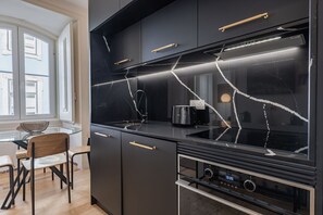 Kjøleskap, mikrobølgeovn, ovn og kokeplater