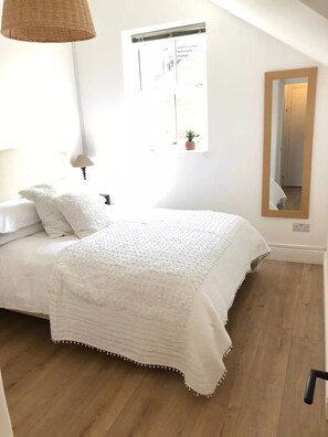 1 bedroom, desk, iron/ironing board, WiFi - A Perfectly located, bright, modern Victorian Flat, recently refurbished. (Royal Tunbridge Wells)