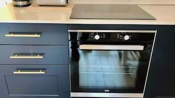 Fridge, oven, stovetop, coffee/tea maker