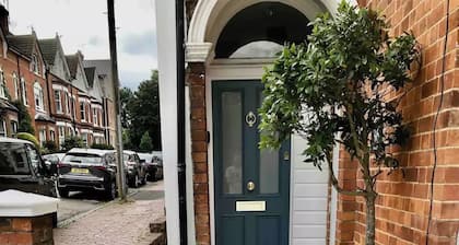 A Perfectly located, bright, modern Victorian Flat, recently refurbished.