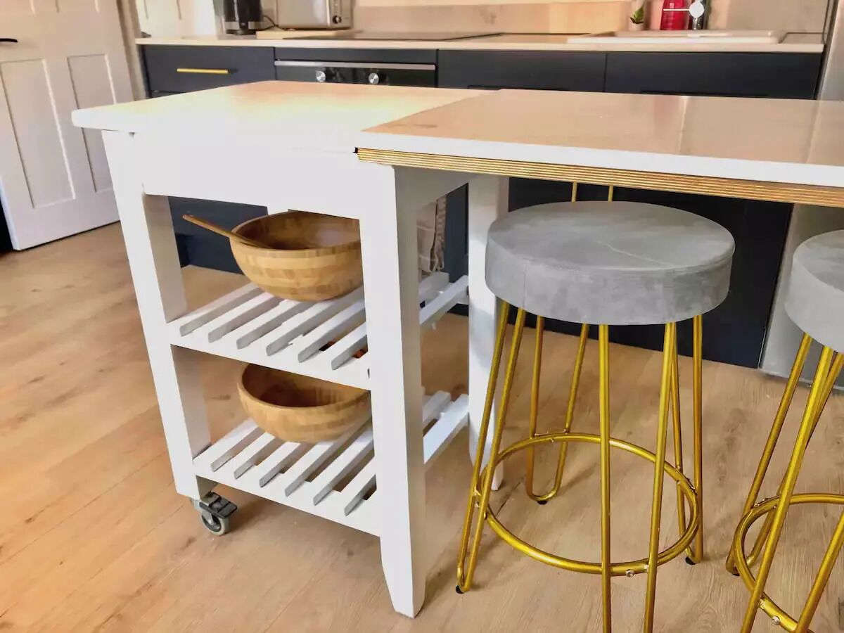 Fridge, oven, stovetop, coffee/tea maker