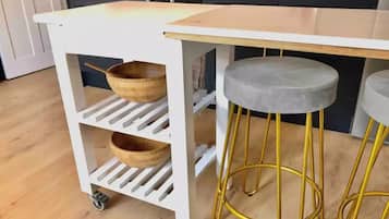 Fridge, oven, stovetop, coffee/tea maker