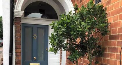 A Perfectly located, bright, modern Victorian Flat, recently refurbished.