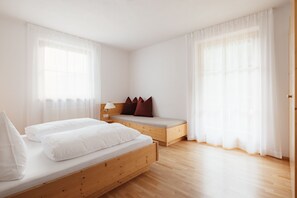 9 bedrooms, free WiFi, bed sheets, wheelchair access