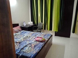 1 bedroom, WiFi, bed sheets - Best Place for Visitors/Professionals with complimentary breakfast (Gurugram)