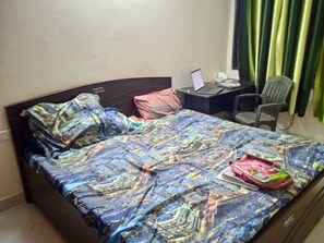 1 bedroom, WiFi, bed sheets - Best Place for Visitors/Professionals with complimentary breakfast (Gurugram)