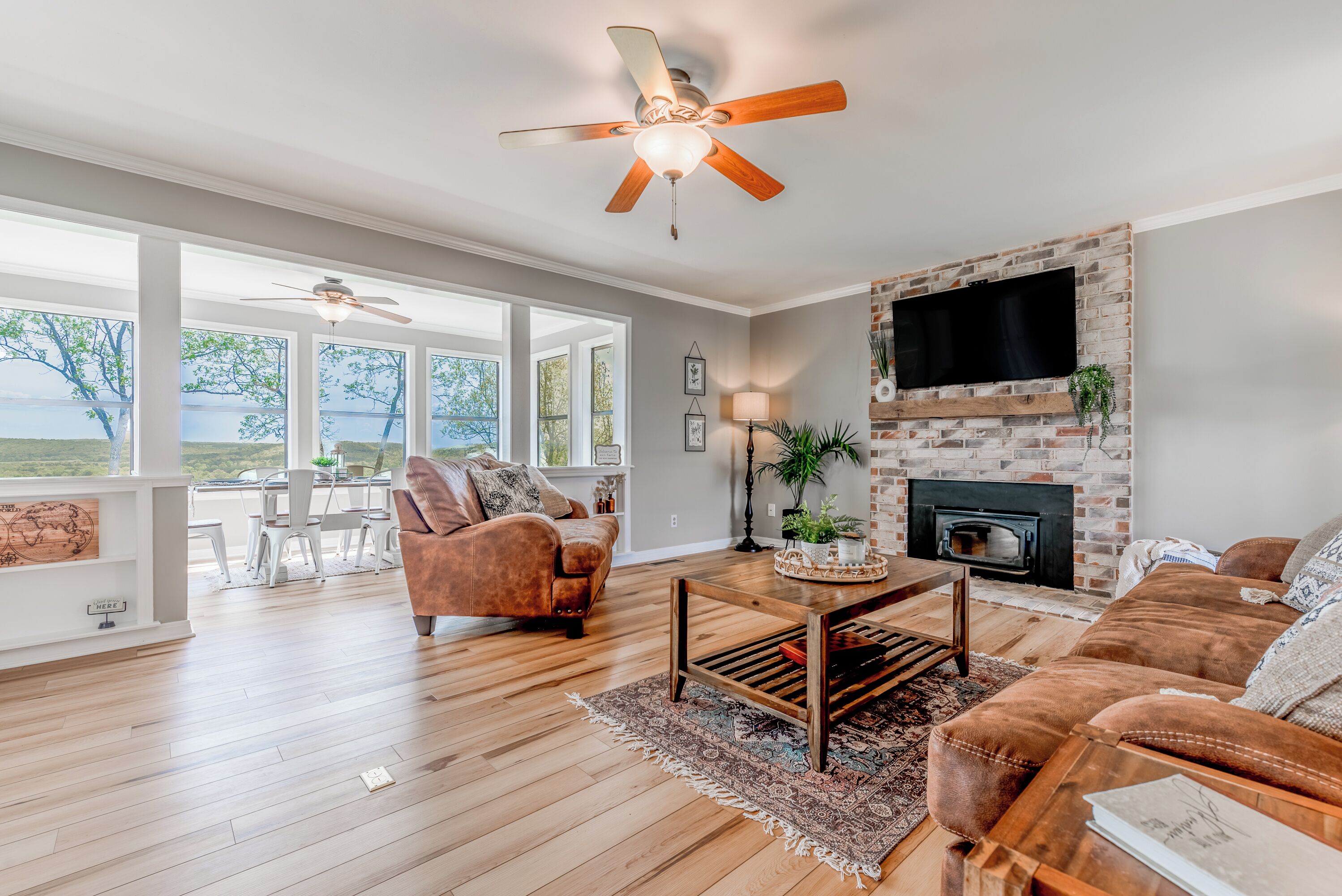 Private home w/ incredible mountain views, deck, & firepit. Close to I-40.