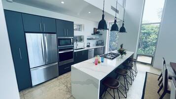 Refrigerador, microondas, horno y parrilla de estufa