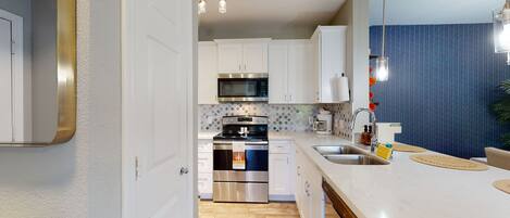 Réfrigérateur, micro-ondes, four, plaque de cuisson