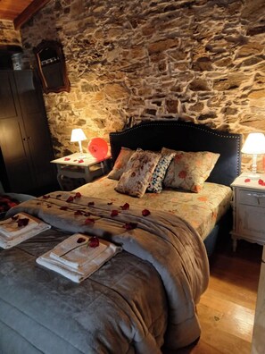 1 chambre, bureau, fer et planche à repasser, lit de bébé portatif