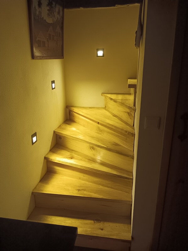 A wooden staircase with a light fixture on each landing. - Relax at Ceira Cottage -Private Plunge Pool & Nature Escape (Gois)