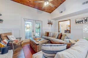 TV, books - The Happy Place | Cabin in Blue Ridge with sweeping mountain views & hot tub (Blue Ridge)