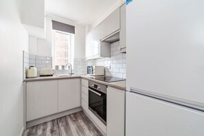 Kühlschrank, Ofen, Herdplatte, Toaster