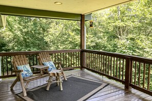 Property grounds - Dog-friendly mountain home with covered deck, scenic views, firepit, & game room (Sugar Mountain)