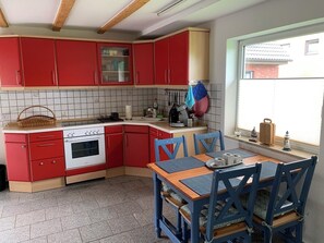 Fridge, oven, stovetop, coffee/tea maker - Vacation home near Stralsund (Kramerhof)