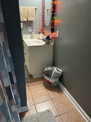 Shower, jetted bath, hair dryer, towels