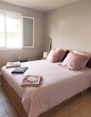 2 Schlafzimmer, Schreibtisch, Bügeleisen/Bügelbrett, WLAN