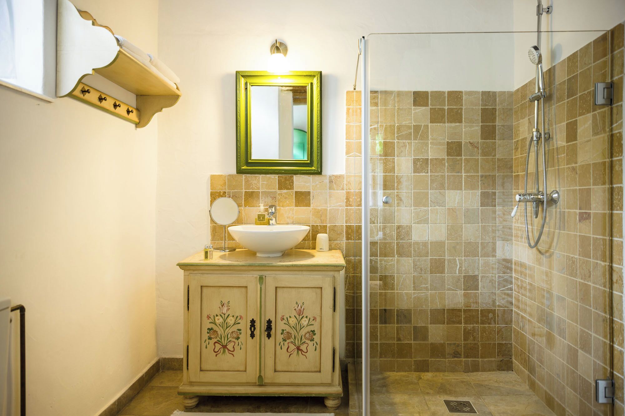 Ein Badezimmer mit Waschbecken, Spiegel und Dusche.