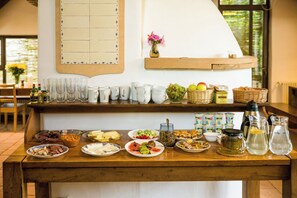 Free daily buffet breakfast  - Viscri 125 (Bunesti)