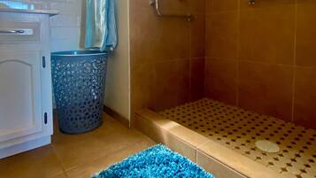Douche, serviettes fournies, savon, papier toilette