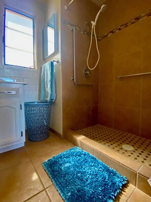Douche, serviettes fournies, savon, papier toilette