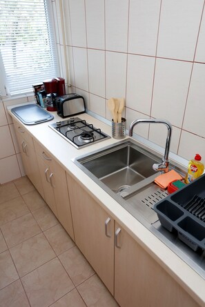 Réfrigérateur, micro-ondes, plaque de cuisson, cafetière/bouilloire