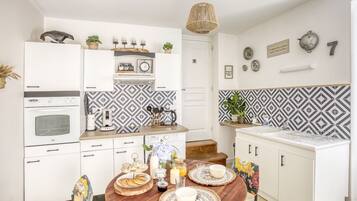 Fridge, microwave, oven, coffee/tea maker