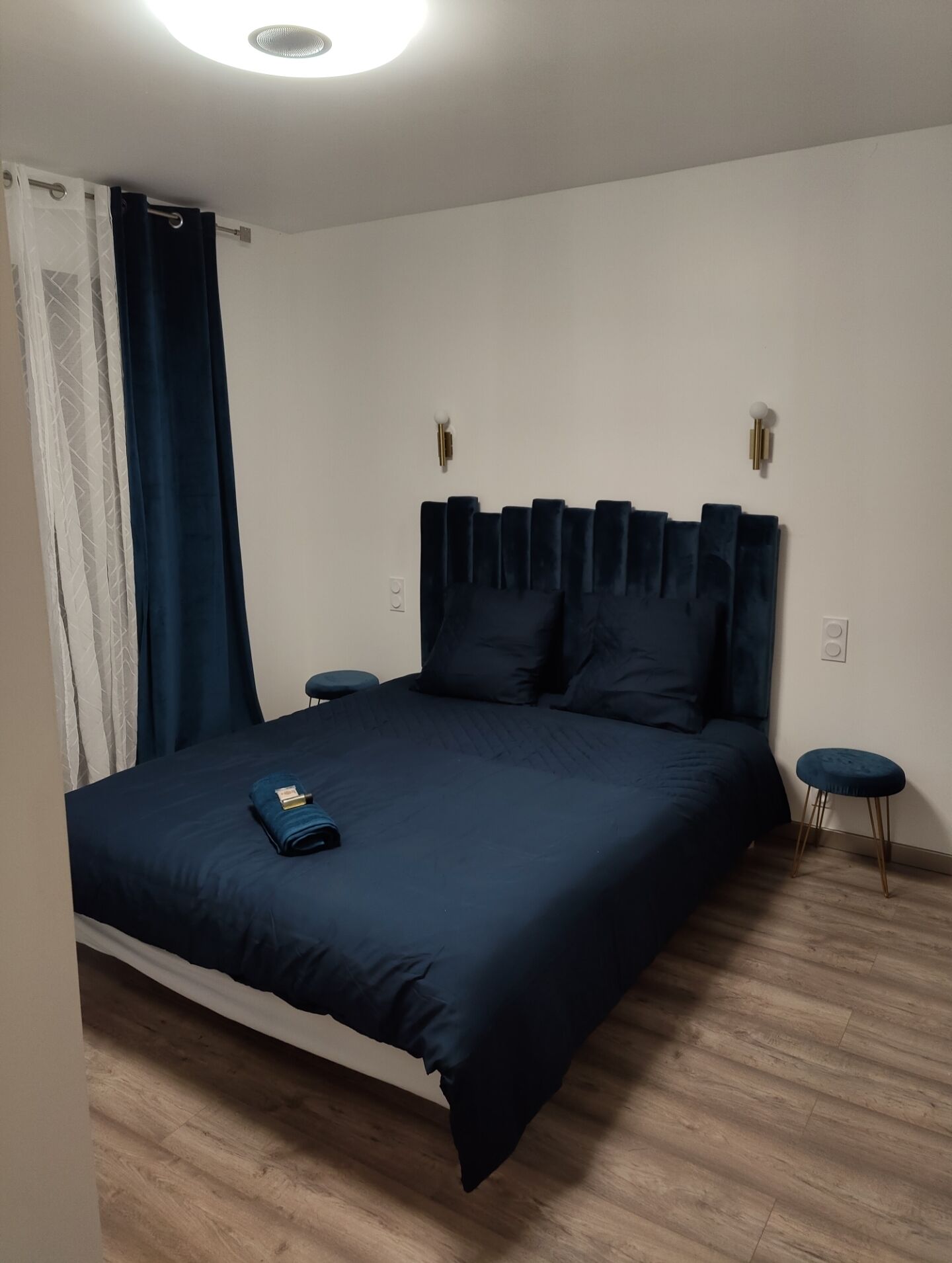 3 bedrooms, desk, WiFi, bed sheets