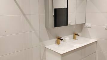 Serviettes fournies, papier toilette