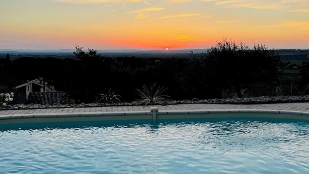 A swimming pool with a view of a sunset over a landscape. - Studio in Seguret. Lisanathis (Seguret)