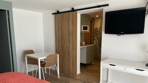 A bedroom with a bed, a desk, a chair, and a TV. - Studio in Seguret. Lisanathis (Seguret)