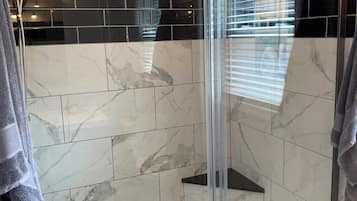 Douche, sĂšche-cheveux, serviettes fournies, savon