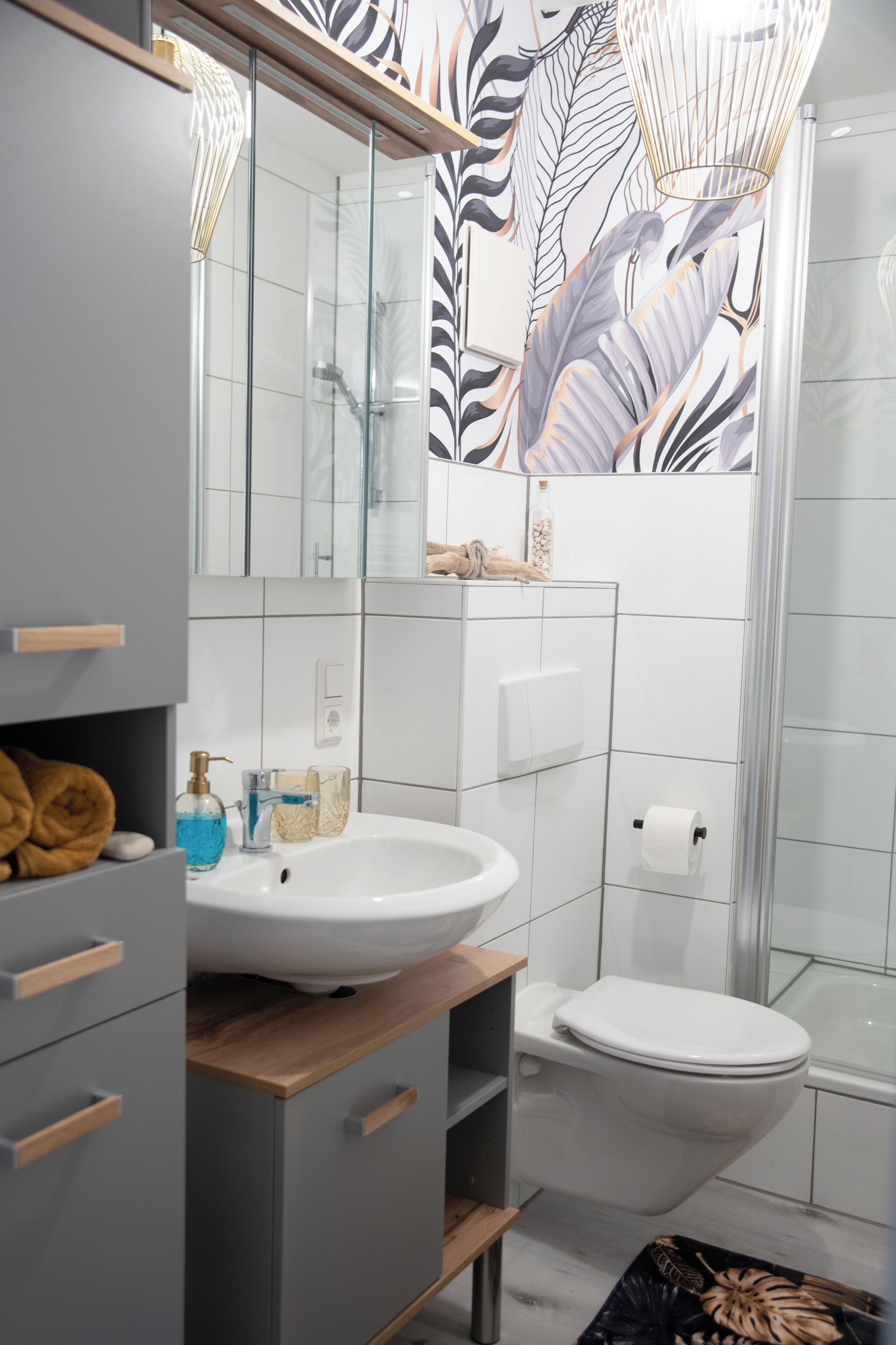 Haartrockner, Handtücher, Seife, Toilettenpapier