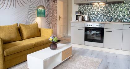 Modern 1-room apartment near the train station, newly renovated, top furnishings