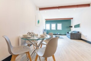 Premium Apartment | 2 bedrooms, desk, laptop workspace, iron/ironing board - Kings Building- 2 Bed & Bathroom Flats (Swansea)