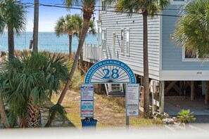 Et strandhus med skilt, der angiver nummer 28 på Panama City Beach Public Beach.