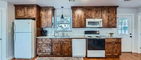 ثلاجة، ميكروويف، فرن، موقد طهي مسطح