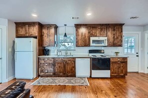 Fridge, microwave, oven, stovetop - Wilbarger Villa-Sunsets Overlooking SWU & Downtown (Georgetown)