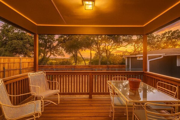 Outdoor dining - Wilbarger Villa-Sunsets Overlooking SWU & Downtown (Georgetown)