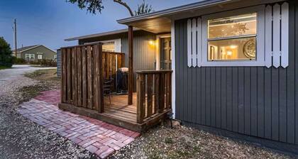 Jesse Cooper Cottage-Overlooking SWU & Downtown GT