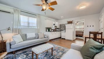 电视、书、办公室