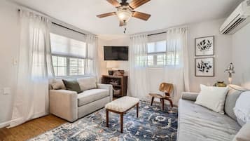 电视、书、办公室