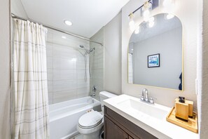 Douche, sèche-cheveux, bidet, serviettes fournies