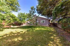 Property grounds - Charming little house in South Austin! (Austin)