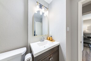 Douche, séchoir à cheveux, bidet, serviettes fournies