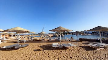 Espreguiçadeiras, toalhas de praia