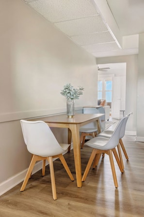 Dining - Cute Apt Near Loop - WashU - BJC (University City)