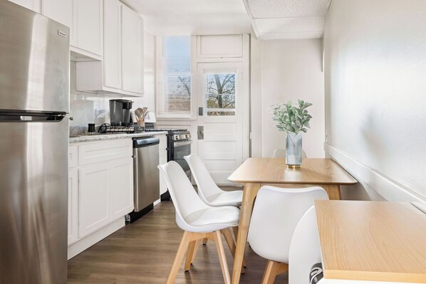 Een koelkast, een magnetron, een oven, een kookplaat