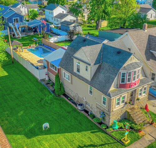 ROUND HOUSE SANDUSKY. Heated inground pool, your own oasis!