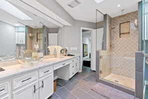 Shower, hair dryer, bidet, towels - Your OASIS Nestled In Wooded River Views, POOL (Manchaca)